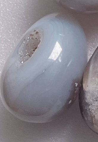 Tumlad agat kristallägg med geoder, 5-7 cm