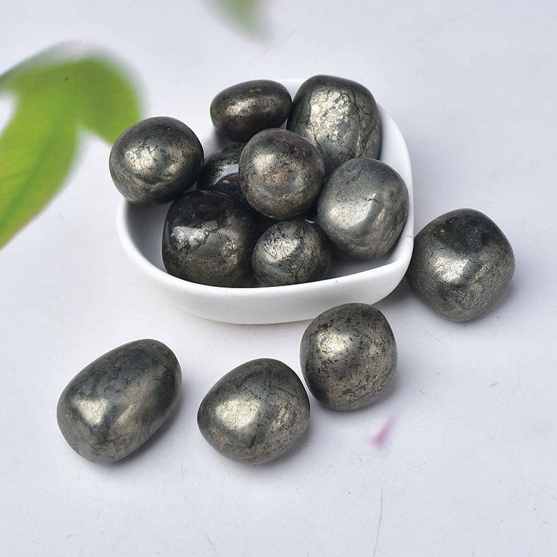 Getrommelter Pyritkristall. Pyrit-Edelstein.