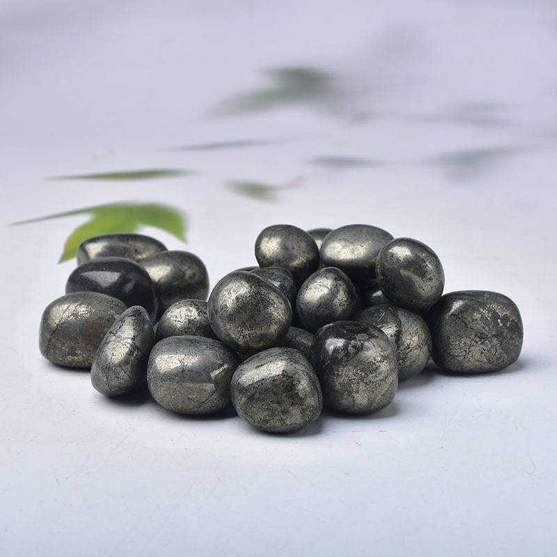 Getrommelter Pyritkristall. Pyrit-Edelstein.