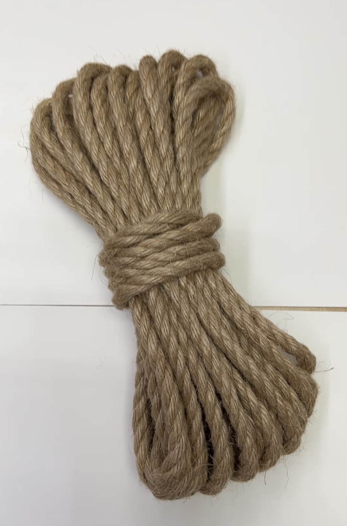 Shibari bondage rep i yute, aprox. 8 mm. Estos son fabricados en Suecia.