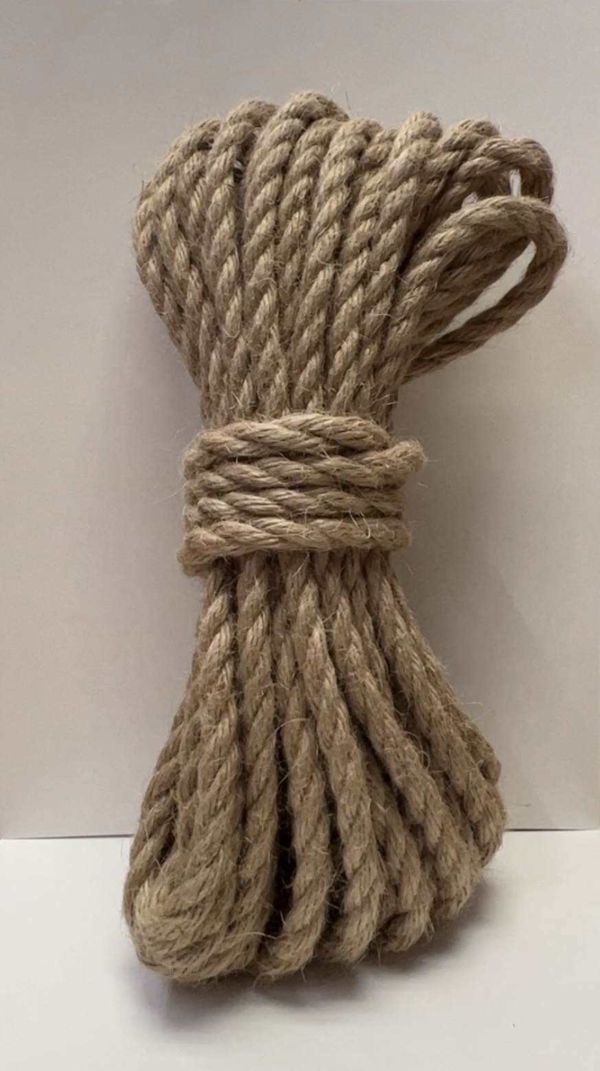 Shibari bondage rep i yute, aprox. 8 mm. Estos son fabricados en Suecia.