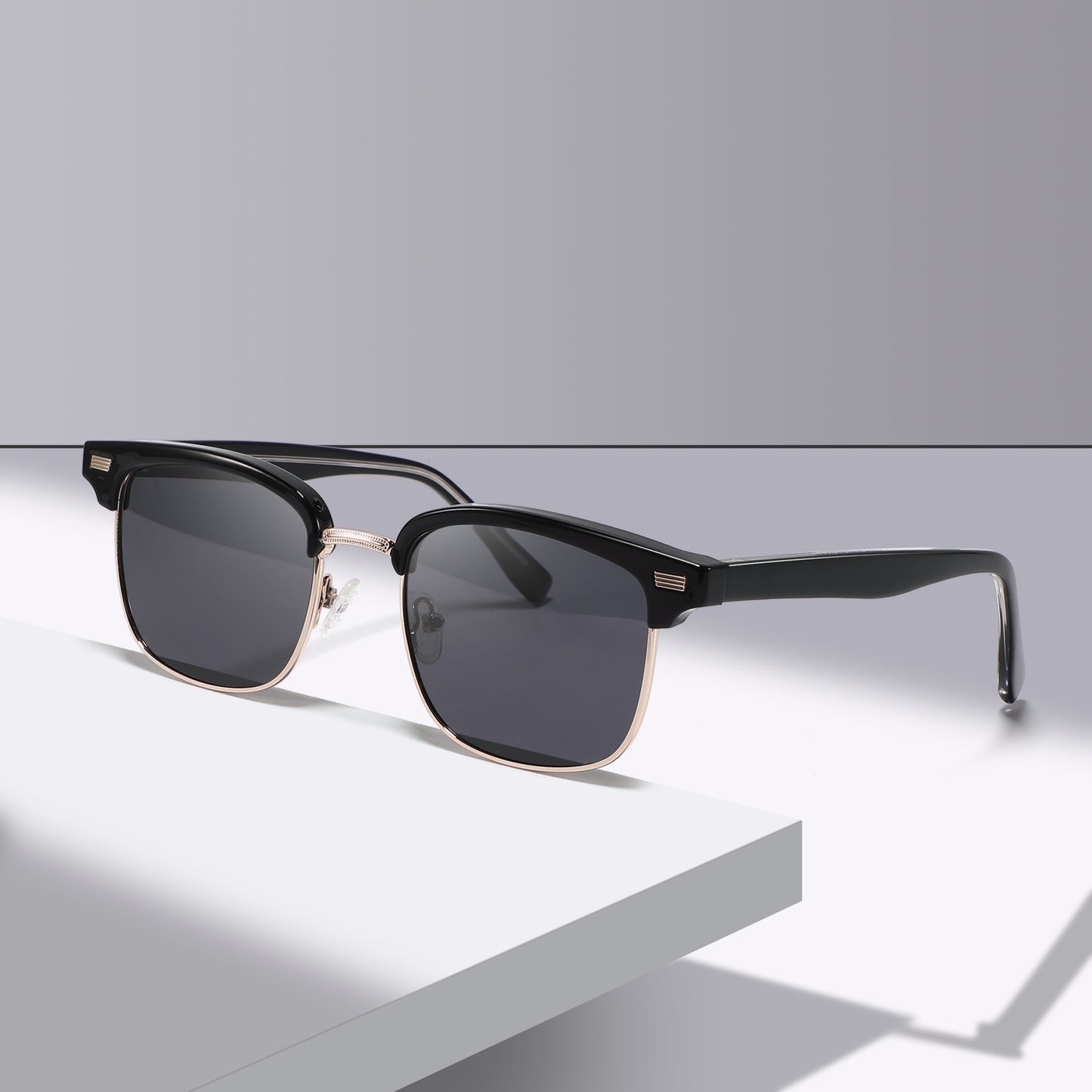 Sonnenbrille mit schwarzem Glas, Nr. 105