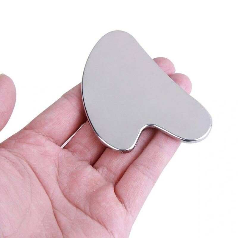 Rascador facial o raspador facial en una bonita caja. El raspador está hecho de un fantástico metal inoxidable y no contiene níquel.
