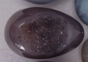 Tumlad agat kristallägg med geoder, 5-7 cm