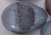 Tumlad agat kristallägg med geoder, 5-7 cm