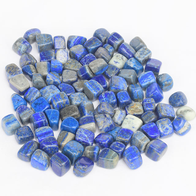 Getrommelter Lapislazuli-Edelstein. Kristall oder Halbedelstein.