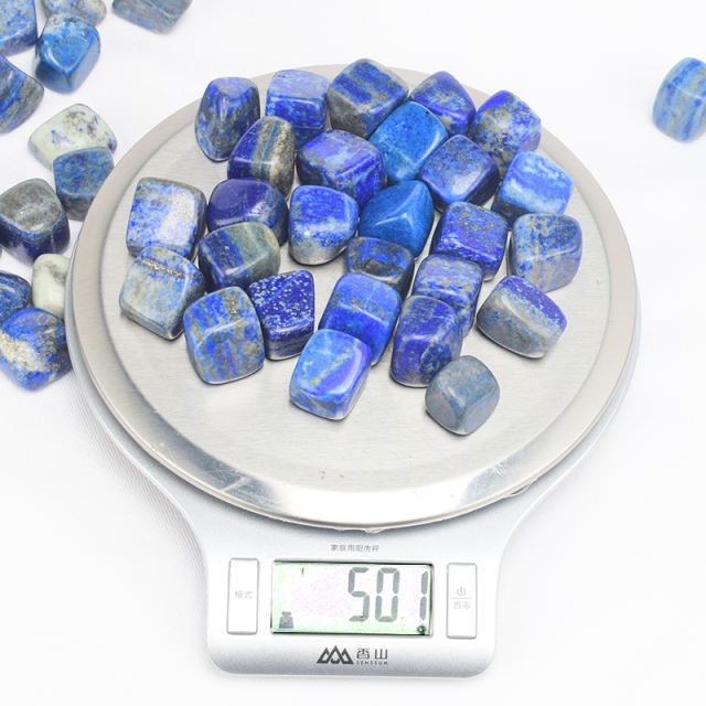 Getrommelter Lapislazuli-Edelstein. Kristall oder Halbedelstein.
