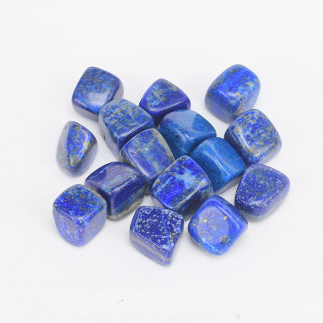 Getrommelter Lapislazuli-Edelstein. Kristall oder Halbedelstein.