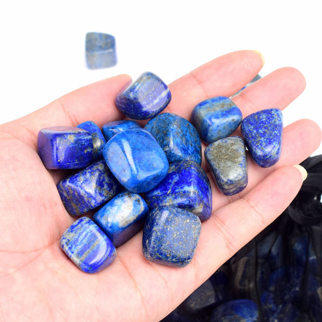 Getrommelter Lapislazuli-Edelstein. Kristall oder Halbedelstein.