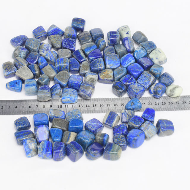 Getrommelter Lapislazuli-Edelstein. Kristall oder Halbedelstein.