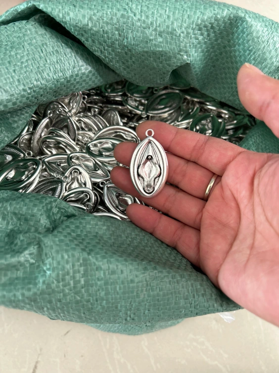 Metal necklace with fiffi, snippa or vagina