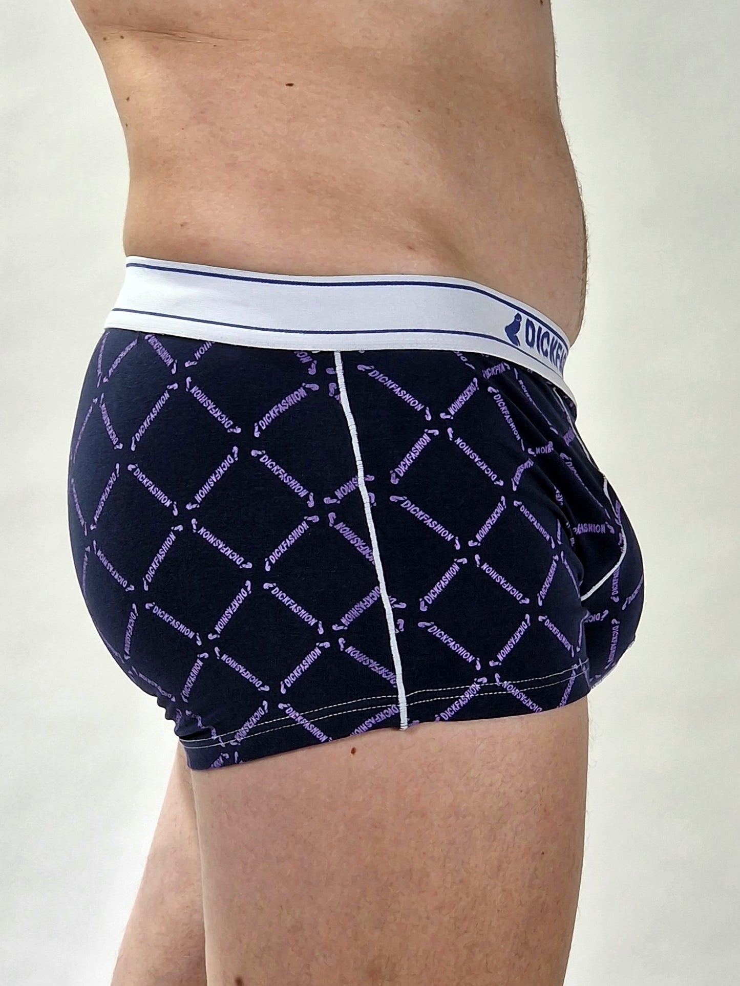 Dunkelviolette und hellviolette Boxershorts oder Badehosen, Unterhosen