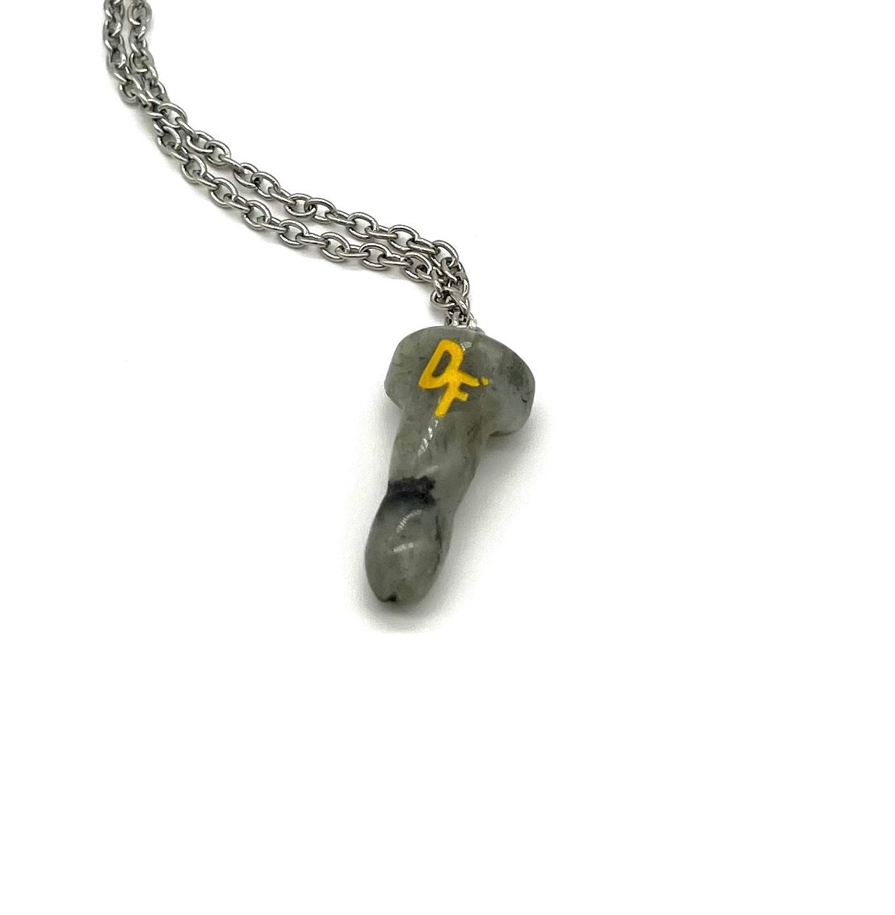 Un bonito collar de hombre o pieza de mujer de piedra semipreciosa, el cristal o la piedra Labradorita.