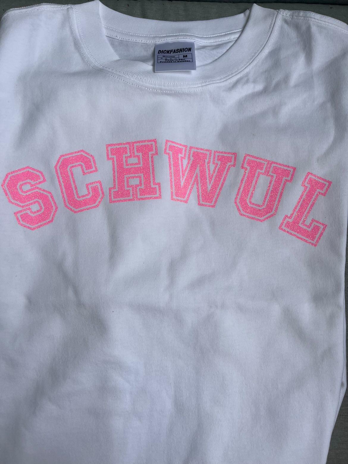 Camiseta con el estampado SCHWUL en purpurina rosa en el pecho