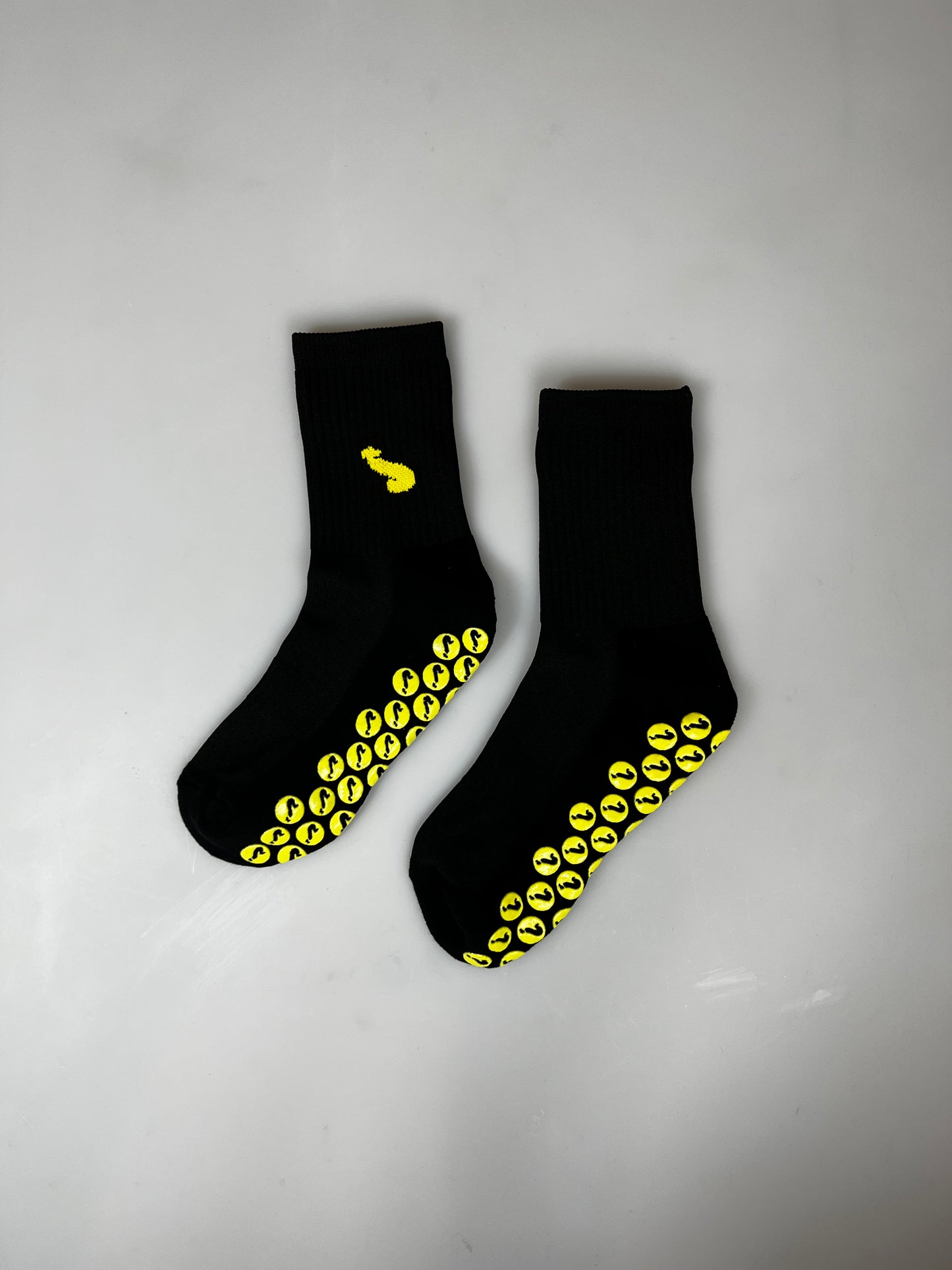 Crew-Socken, schwarz-gelbe Sportsocken mit Anti-Rutsch
