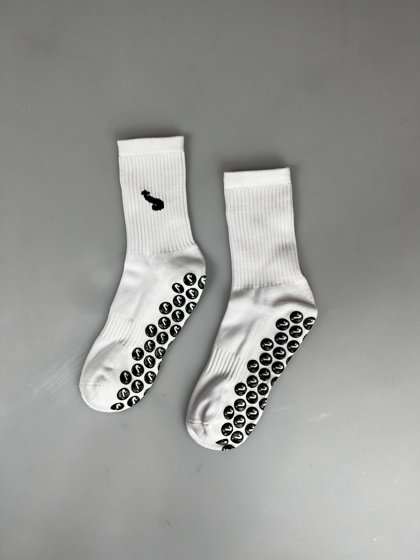 Socken mit rutschfesten weißen Sportsocken