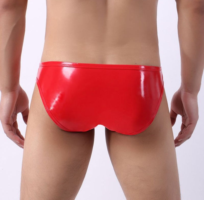 Ropa interior, pantalones cortos o bañadores de charol rojo brillante y sexy.