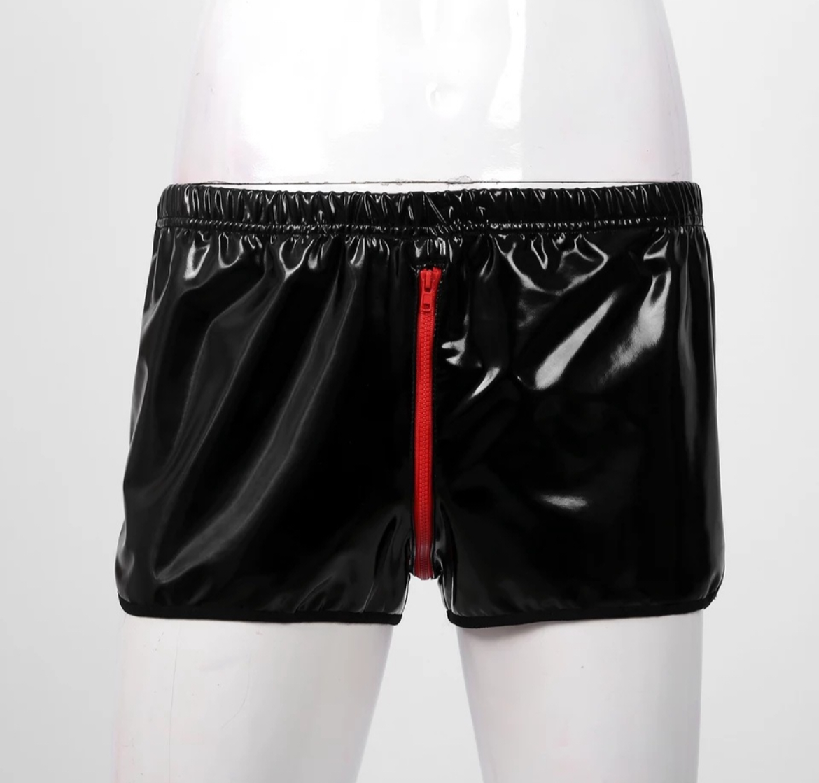 Shorts i gummisyntet med röd dragkedja både fram och bak