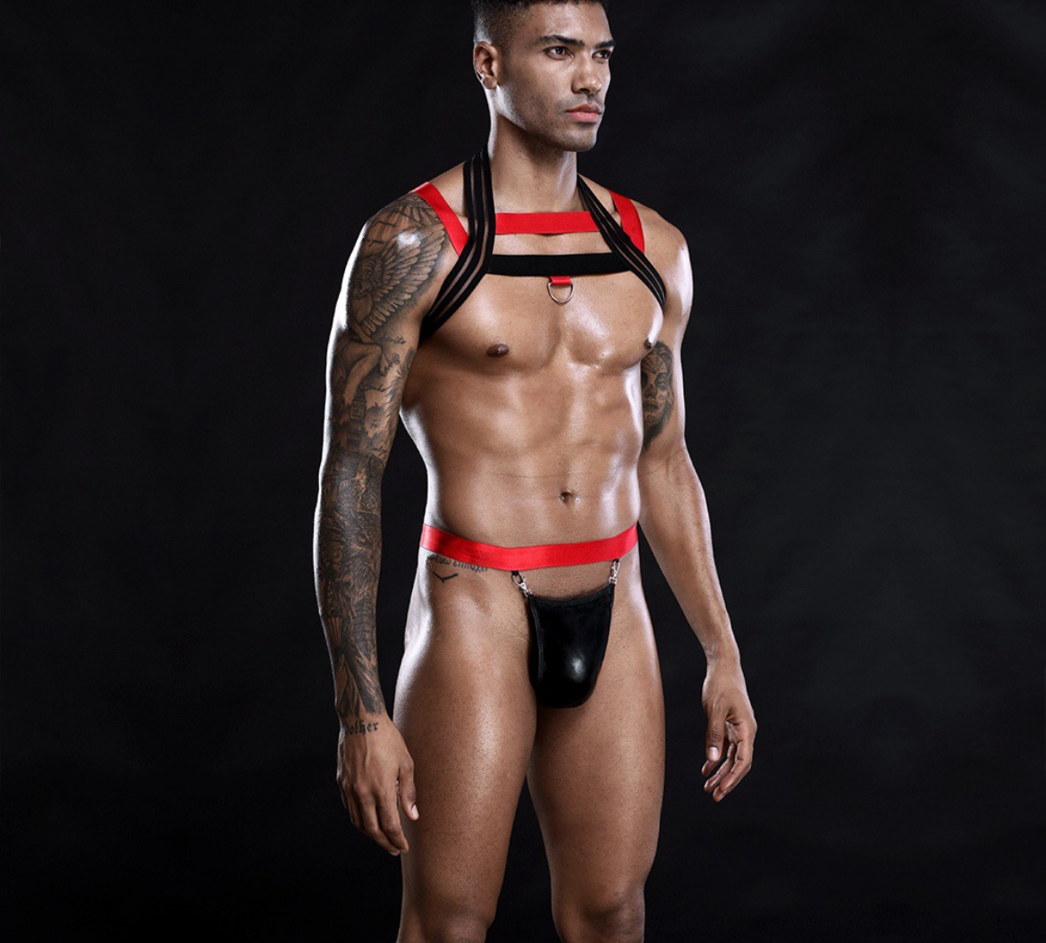 Harness och shorts set i svart och rött, ett snyggt fetischset