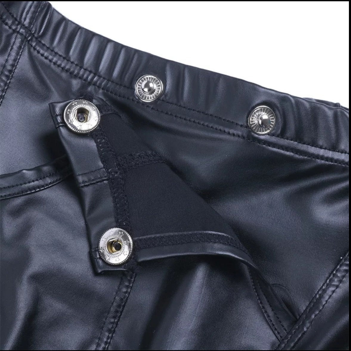 Schwarze sexy Shorts aus Gummi mit zu öffnender Vorderseite