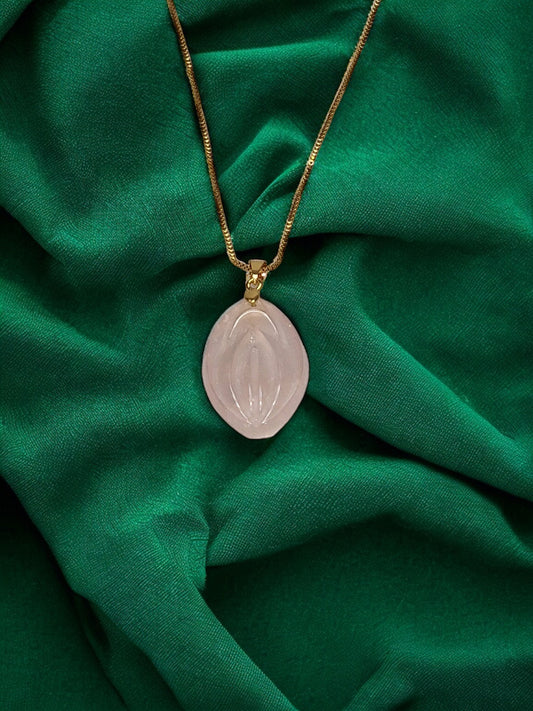 Halsband med en fiffi eller snippa av kristallen rosenkvarts eller rose quarts