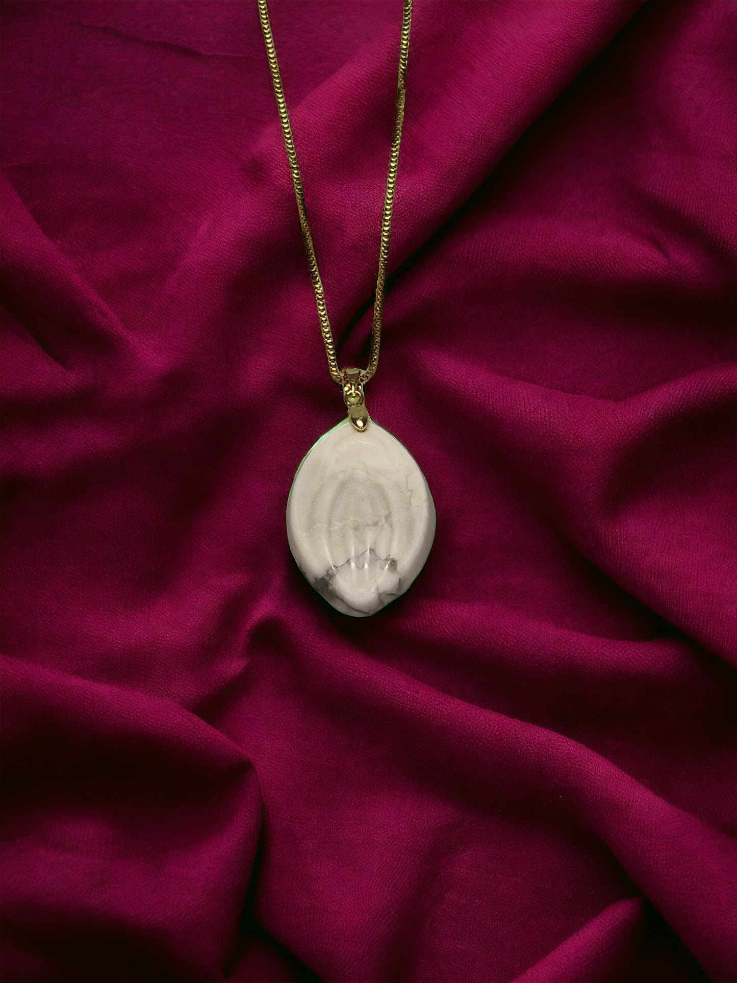 Collar con cadena bañada en oro con colgante de piedra semipreciosa o cristal de magnesita