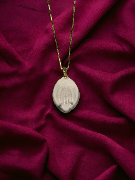Halsband med guldpläterad kedja med ett hänge av halvädelsten eller kristallen magnesit