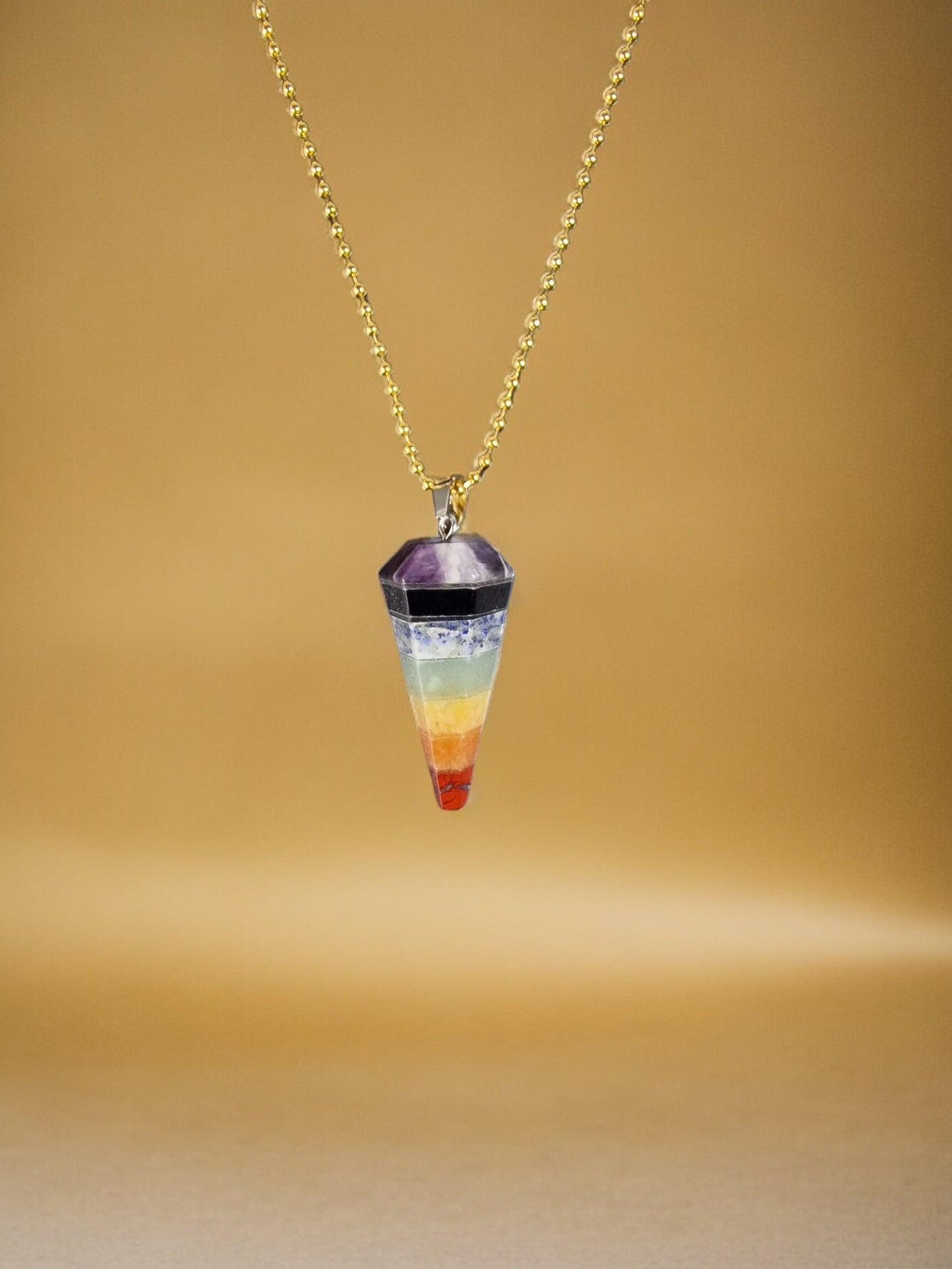 Halsband i 7 chakras, regnbågsfärgade 7 kristaller - hänget är en bred spira med sju olika stenar