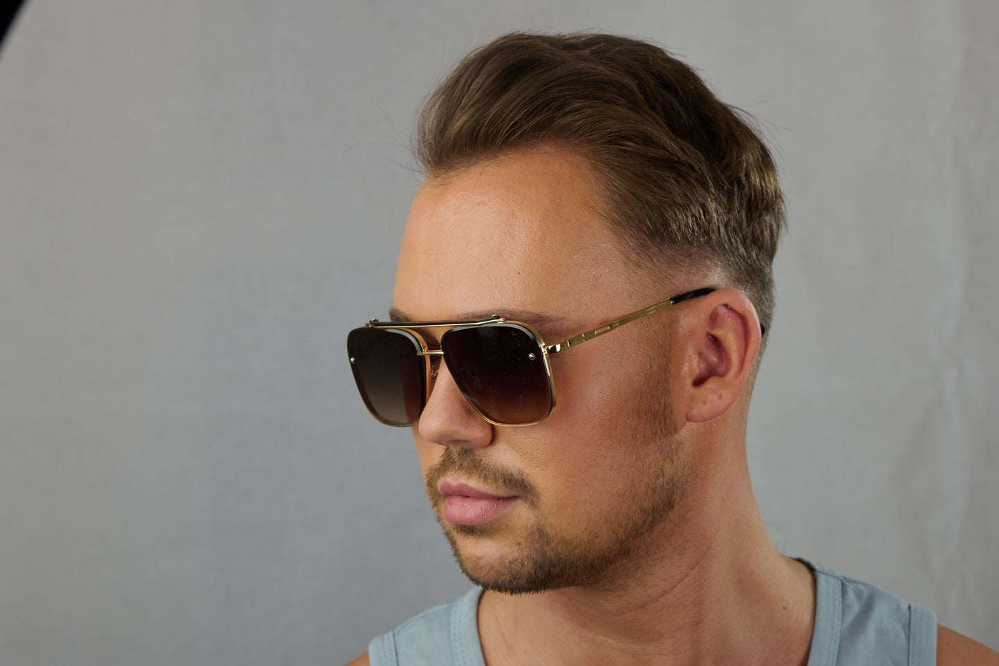 Sonnenbrille mit polarisierten schwarz/braun getönten Gläsern. Nr.01