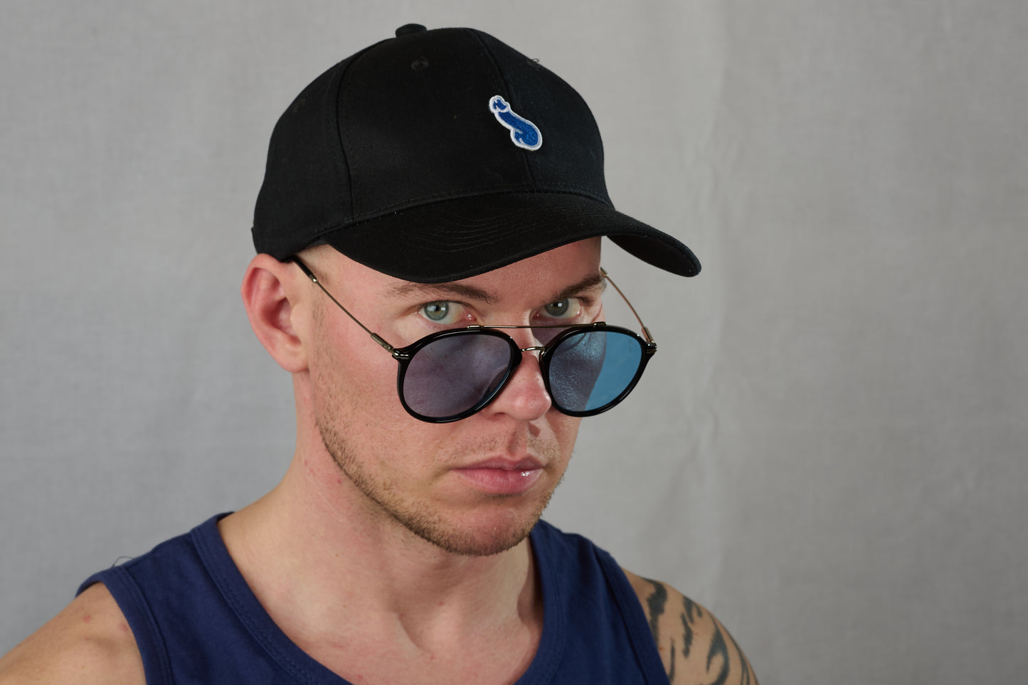 Einzigartige Sonnenbrille mit polarisierten und blau getönten Gläsern. Nr. 16