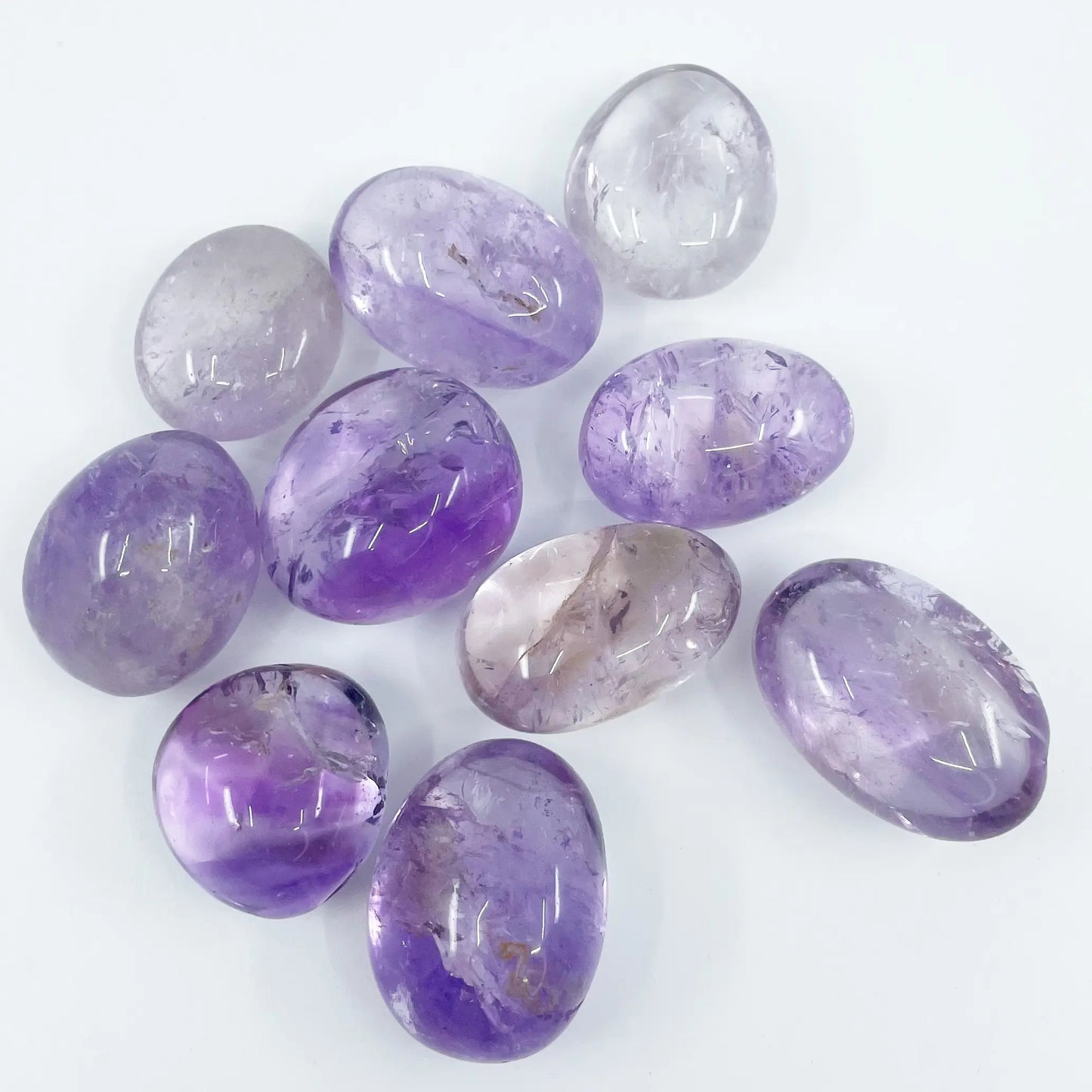 Getrommelter Amethystkristall. Amethyst-Edelstein.
