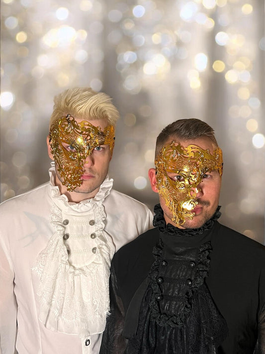 Gesichtsmaske, venezianisch aus Metall, goldfarben mit Kristallen
