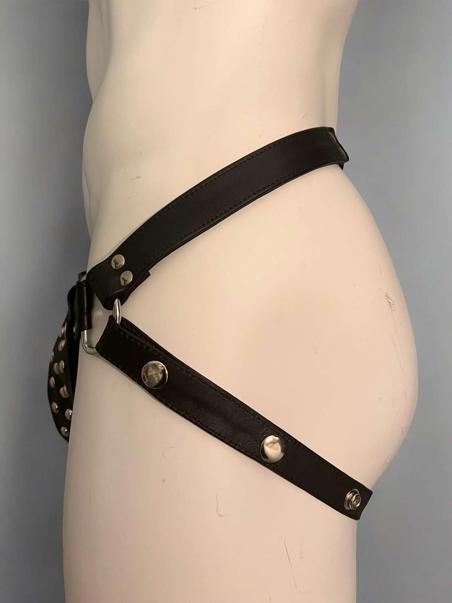 Jockstrap aus echtem Leder mit Nieten und abnehmbarem Vorderteil