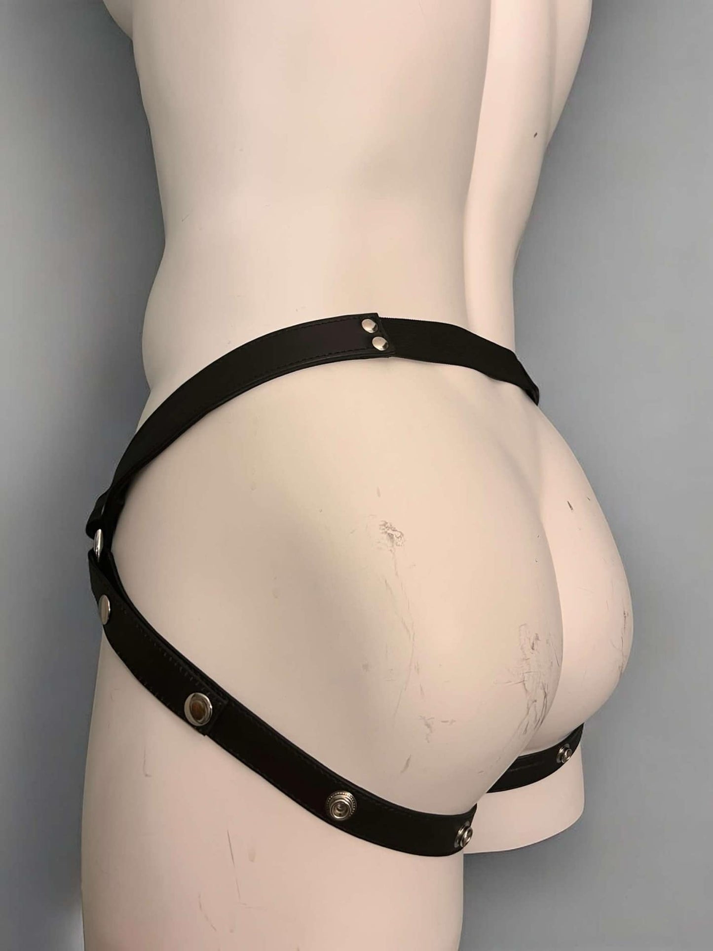 Jockstrap aus echtem Leder mit Nieten und abnehmbarem Vorderteil