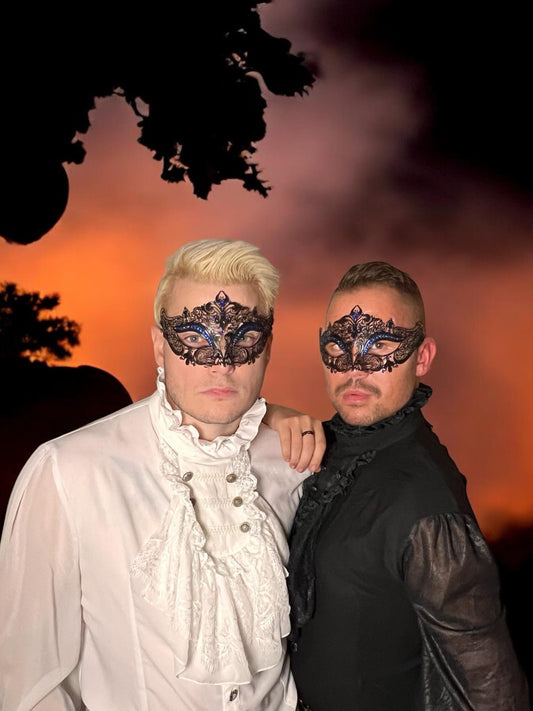 Maske, venezianisch aus Metall, schwarz mit Kristallen und blauen Steinen