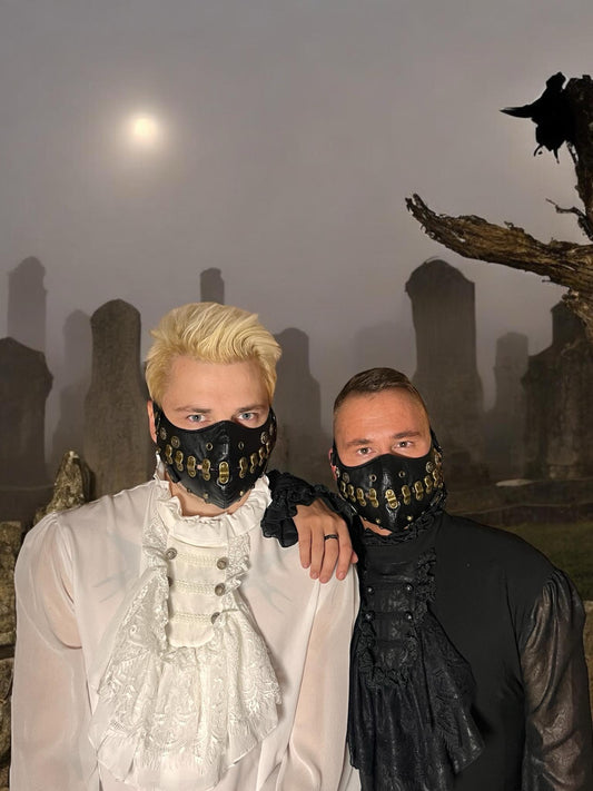 Gesichtsmaske, schwarze halbe Maske aus Leder mit Klammern für Mund und Kinn