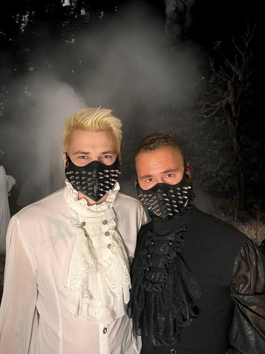 Gesichtsmaske, schwarze Halbmaske aus Leder mit Nieten für Mund und Kinn