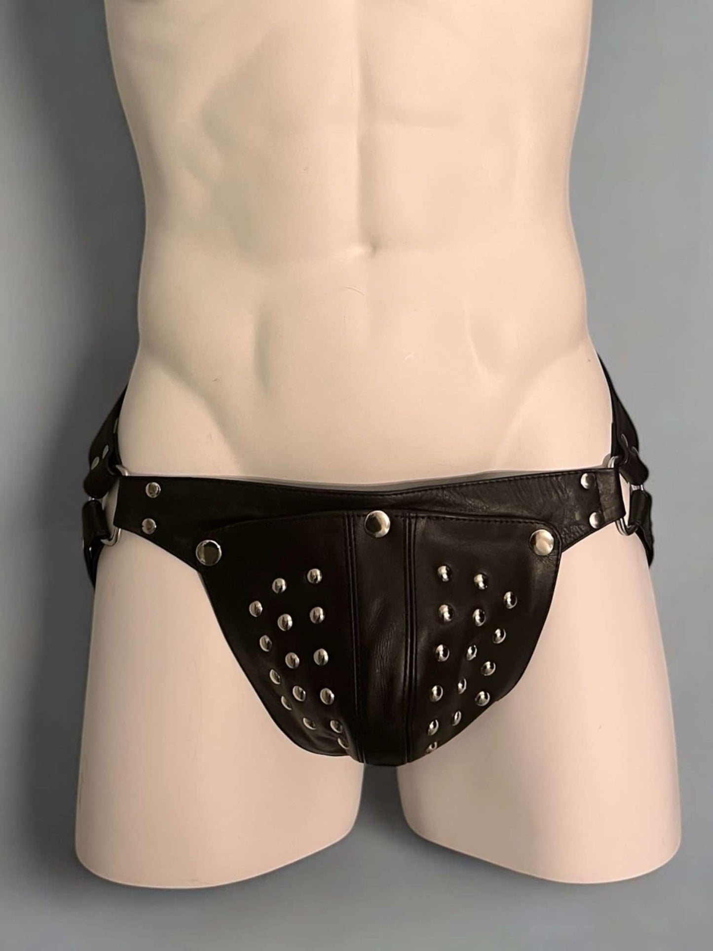 Jockstrap aus echtem Leder mit Nieten und abnehmbarem Vorderteil