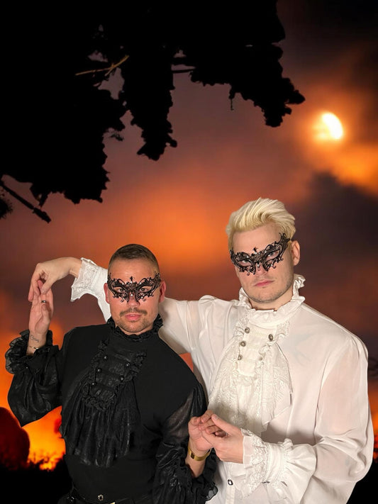 Maske venezianisch aus Metall, schwarz mit Kristallen und transparenten Steinen