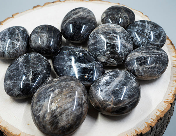 Cristal rodado, piedra lunar negra.