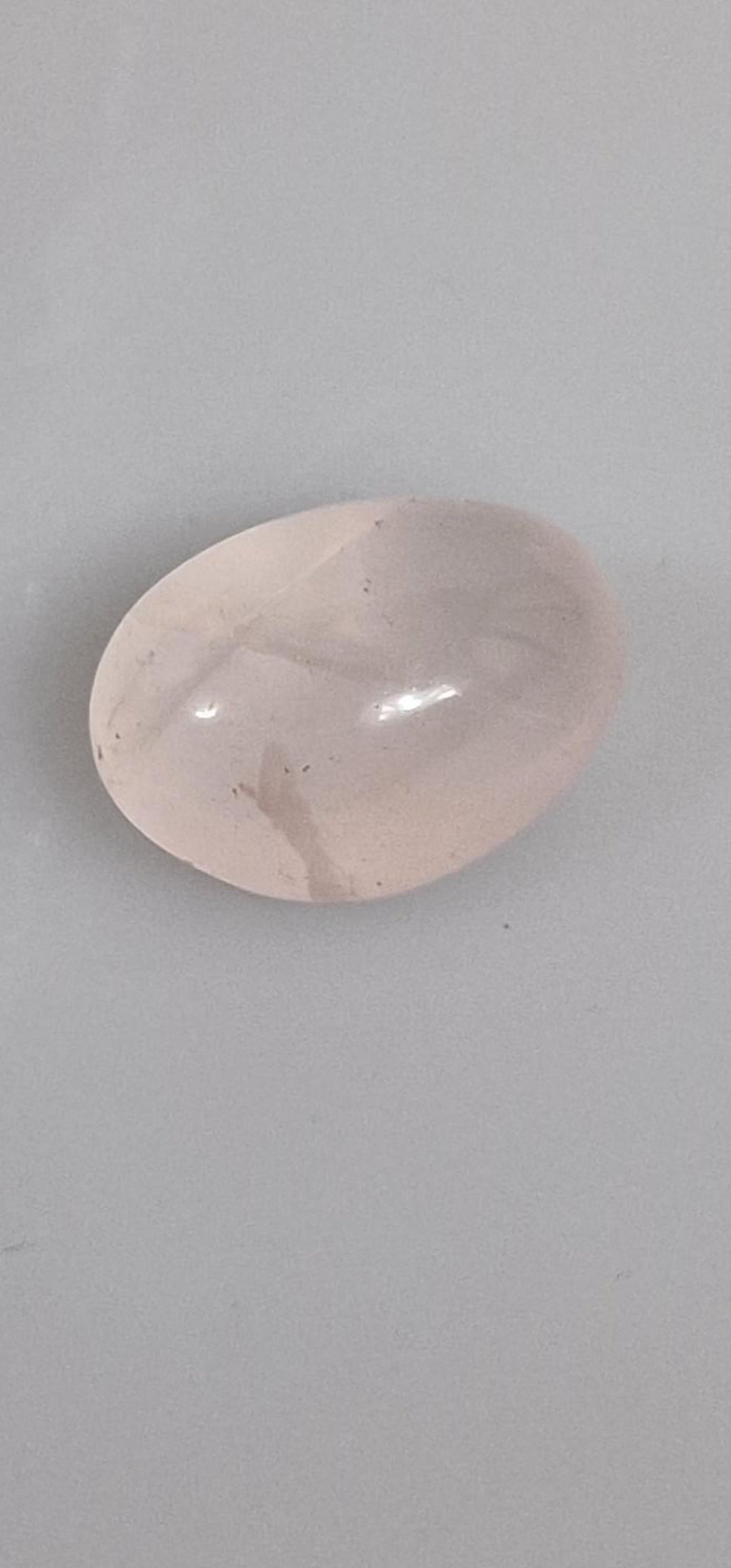 Getrommelter Rosenquarzkristall. Rosenquarz-Edelstein.