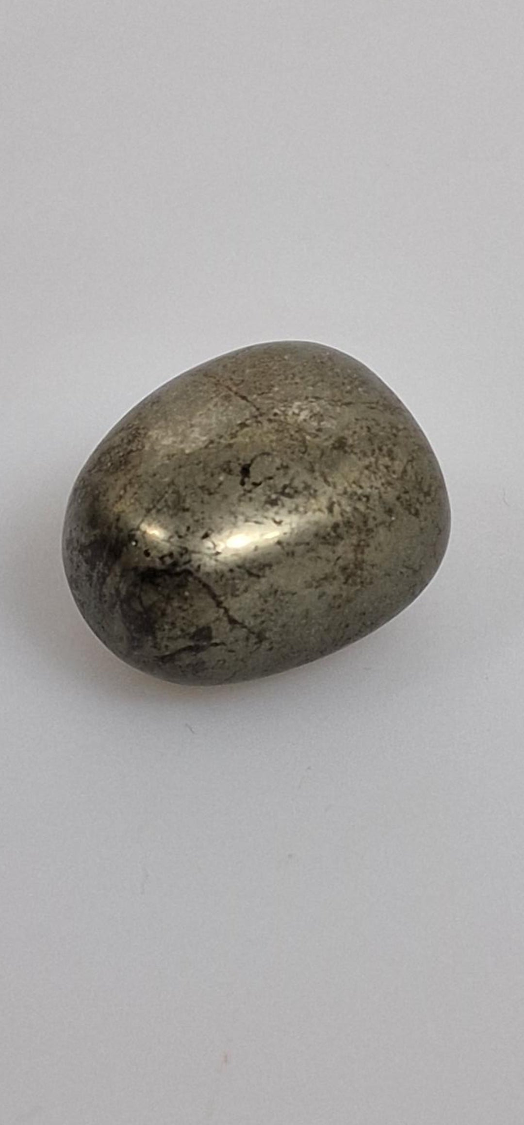 Tumlad Pyrite kristall. Pyrite gemstone.