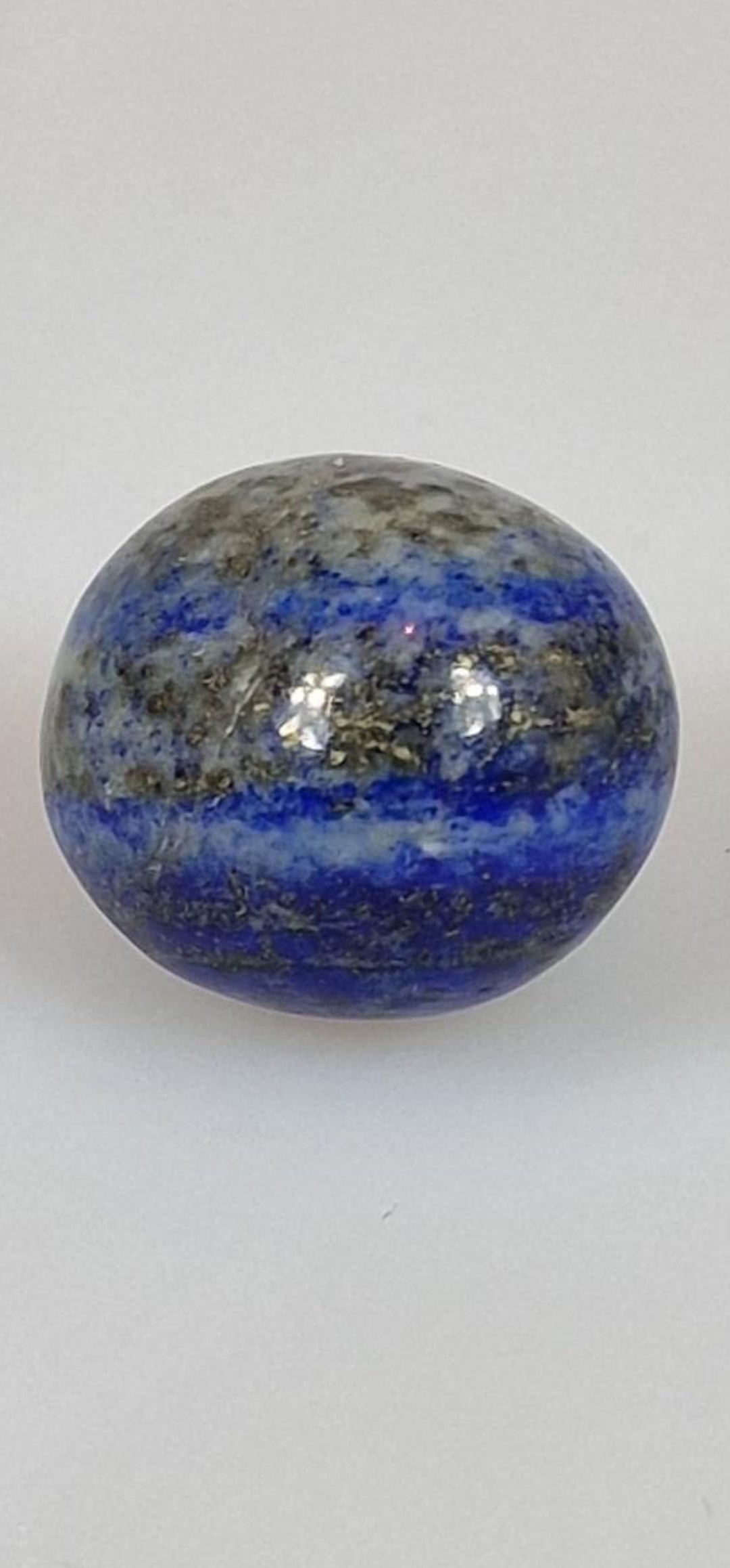 Getrommelter Lapislazuli-Edelstein. Kristall oder Halbedelstein.