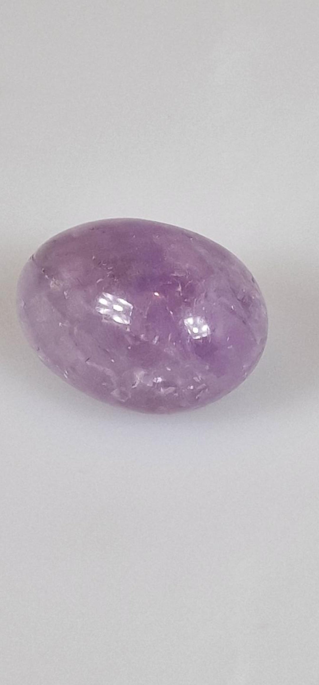 Getrommelter Amethystkristall. Amethyst-Edelstein.