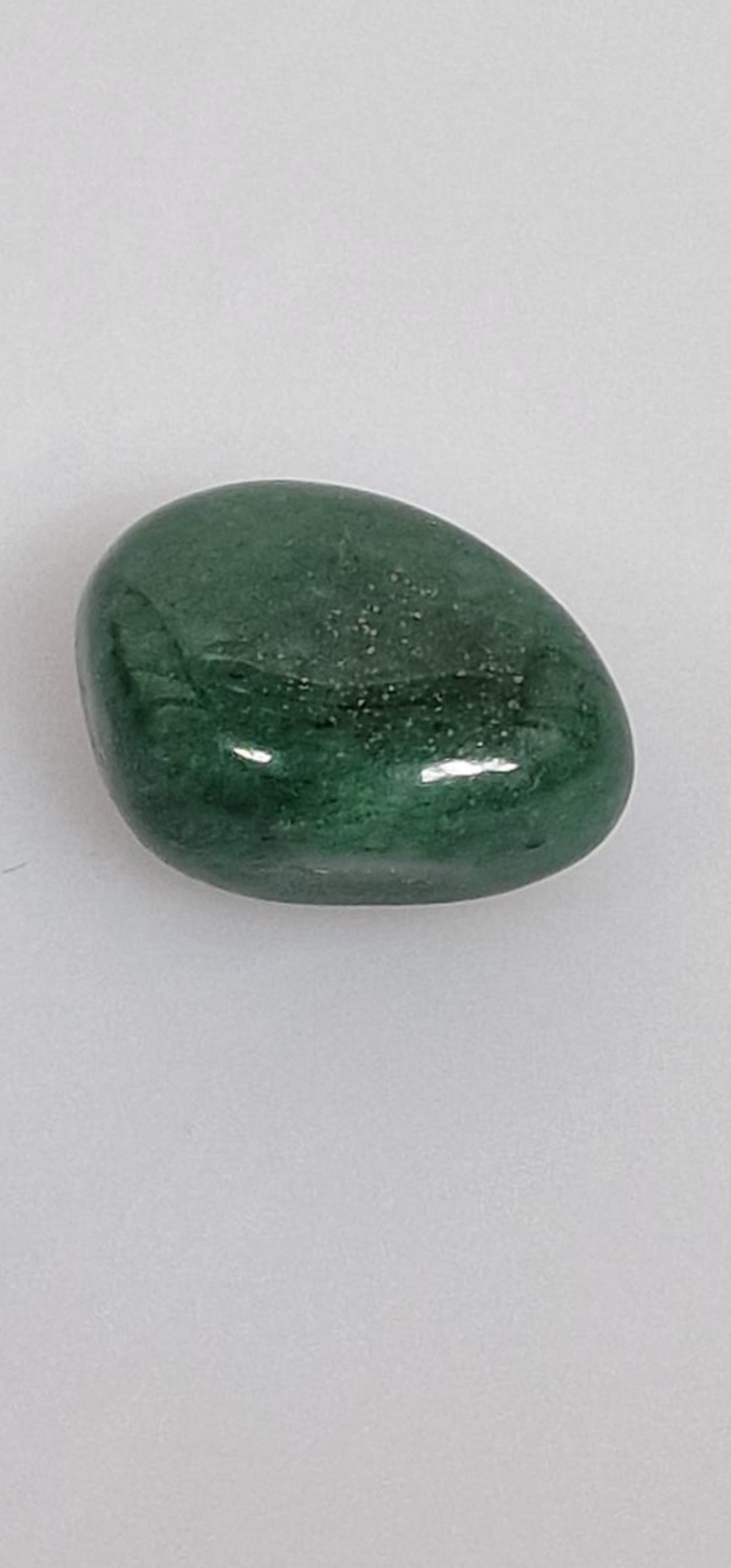Getrommelter grüner Aventurin-Kristall. Grüner Aventurin-Edelstein.