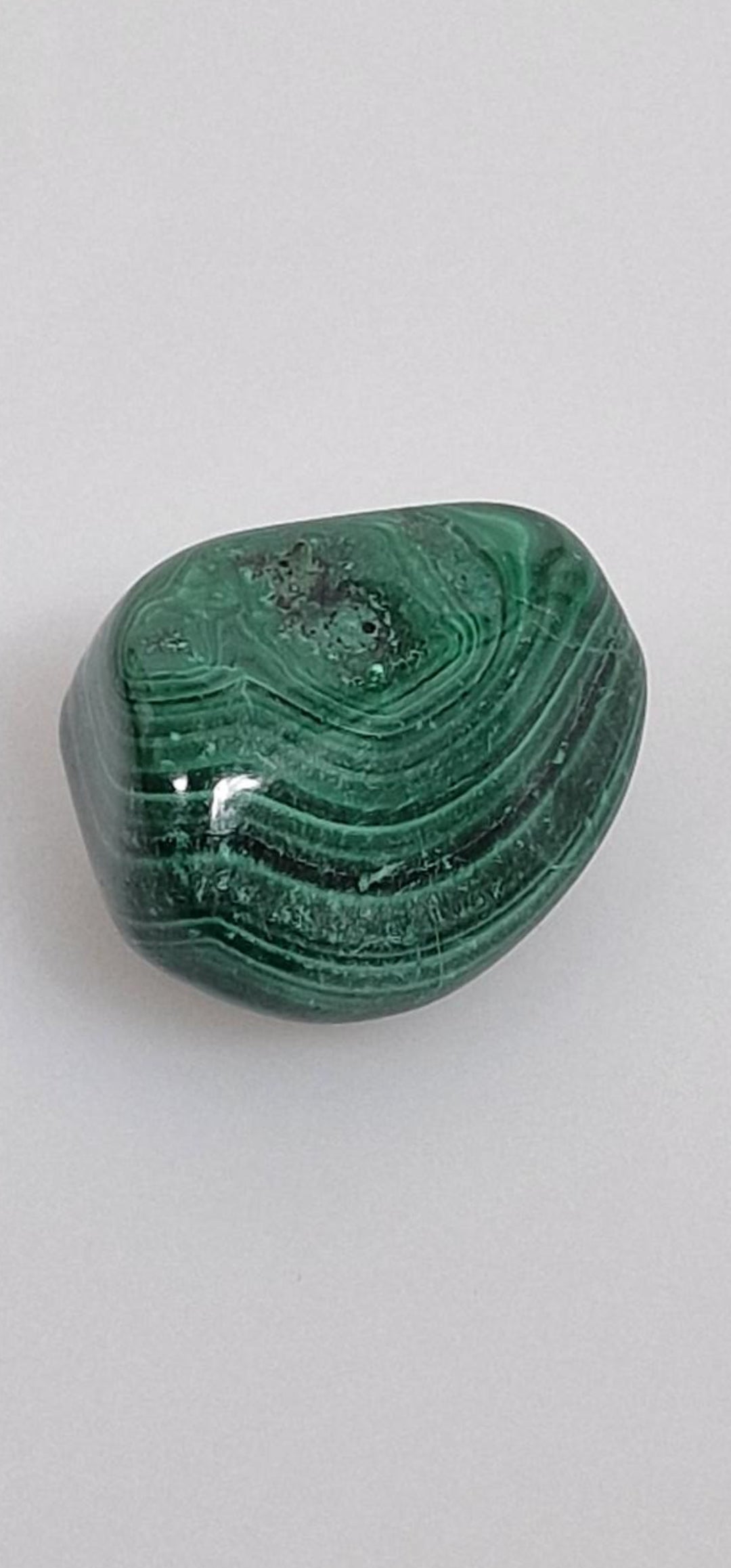 Cristal de Malaquita rodado. Piedra preciosa de malaquita.