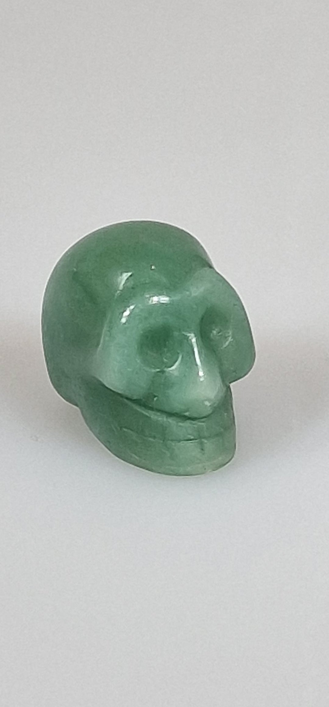 Grüner Aventurin-Kristallschädel. Grüner Aventurin-Edelsteinschädel.
