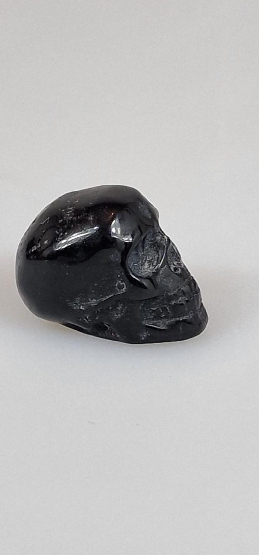 Schwarzer Onyx-Kristallschädel. Totenkopf aus schwarzem Onyx-Edelstein.