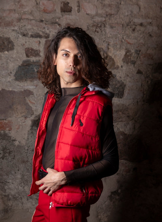 Red vest in down with removable hood