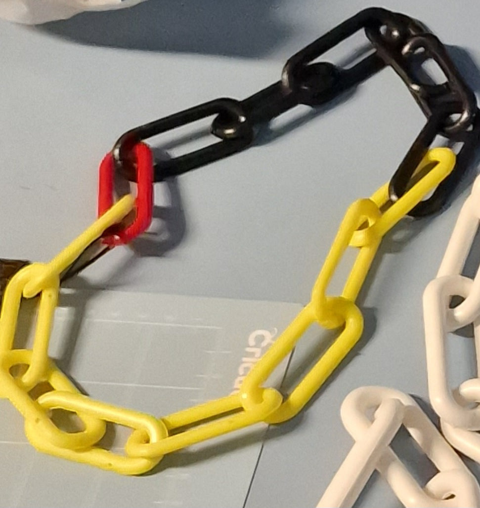 Designer-Halskette in Form einer dicken Kette in verschiedenen Farben.